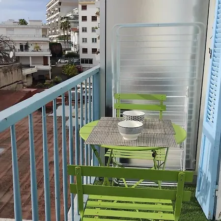 Des Iles : Apt 2 Prs Ultra Centre Juan *